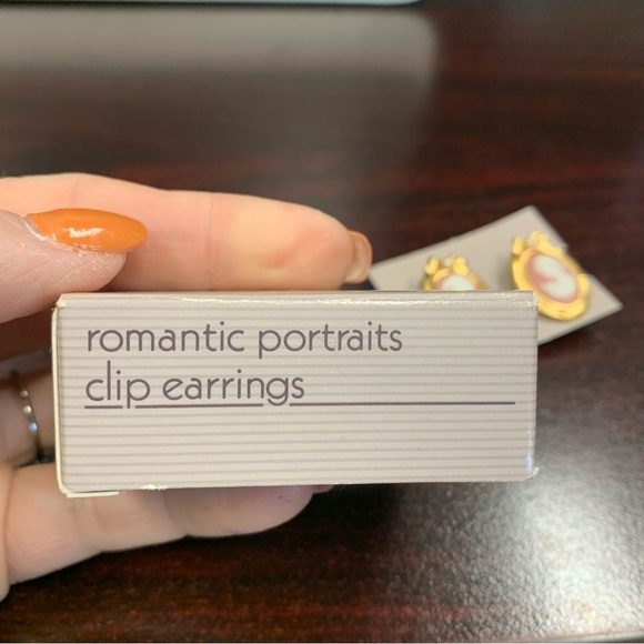 Avon Romantic Portraits Gold and Pink  Cameo clip Earrings.NIB - Picture 3 of 6
